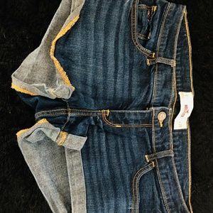 Hollister shorts size 9 fits like size 7